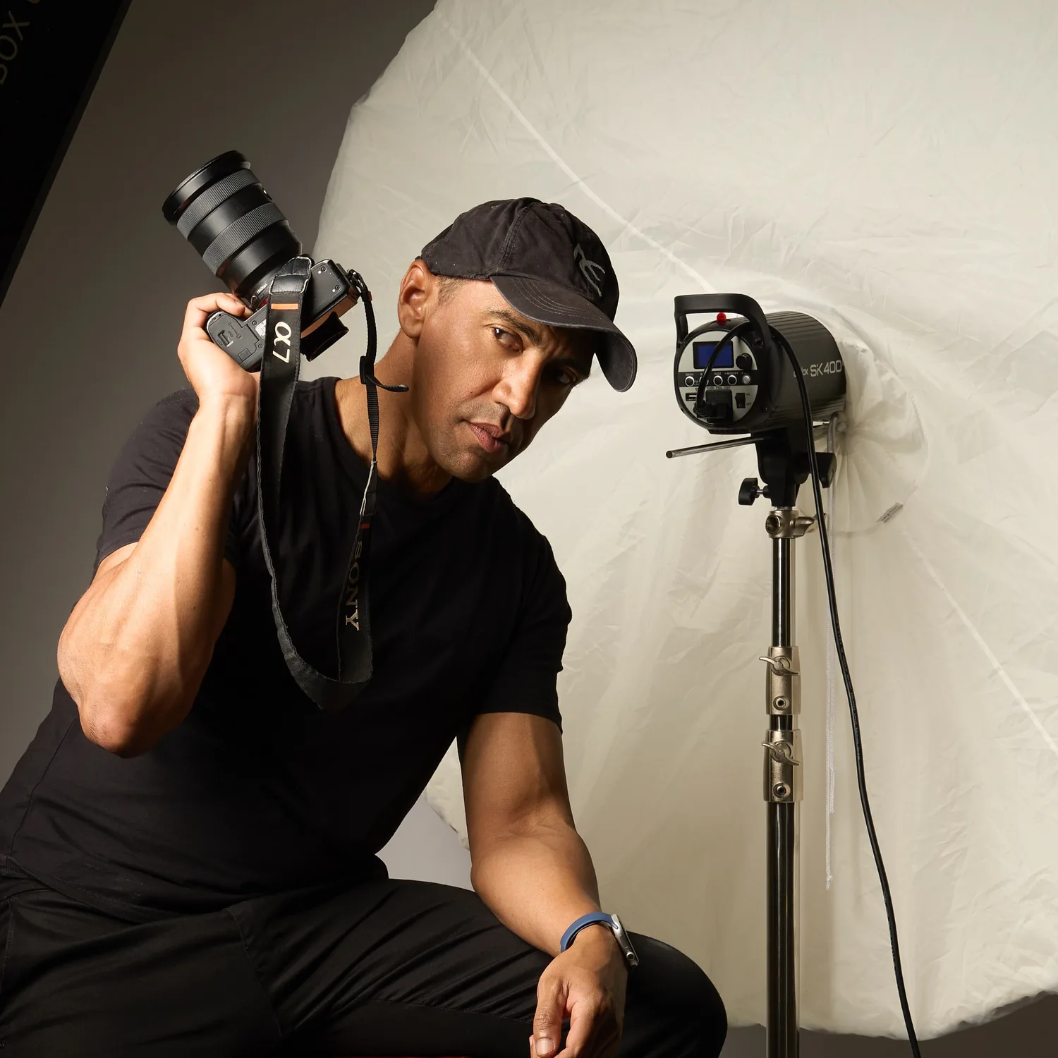 Antonio Celso fotógrafo no estúdio