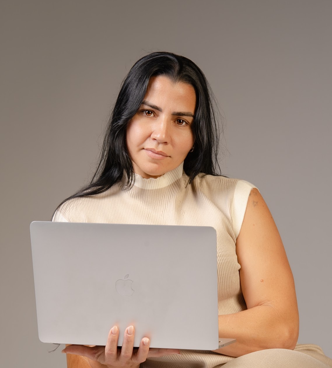 Retrato profissional com notebook