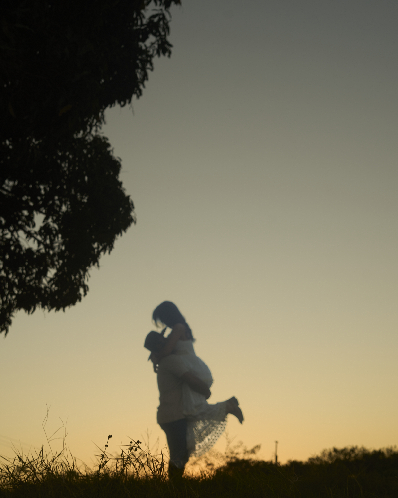 Casal country ao p&ocirc;r do sol