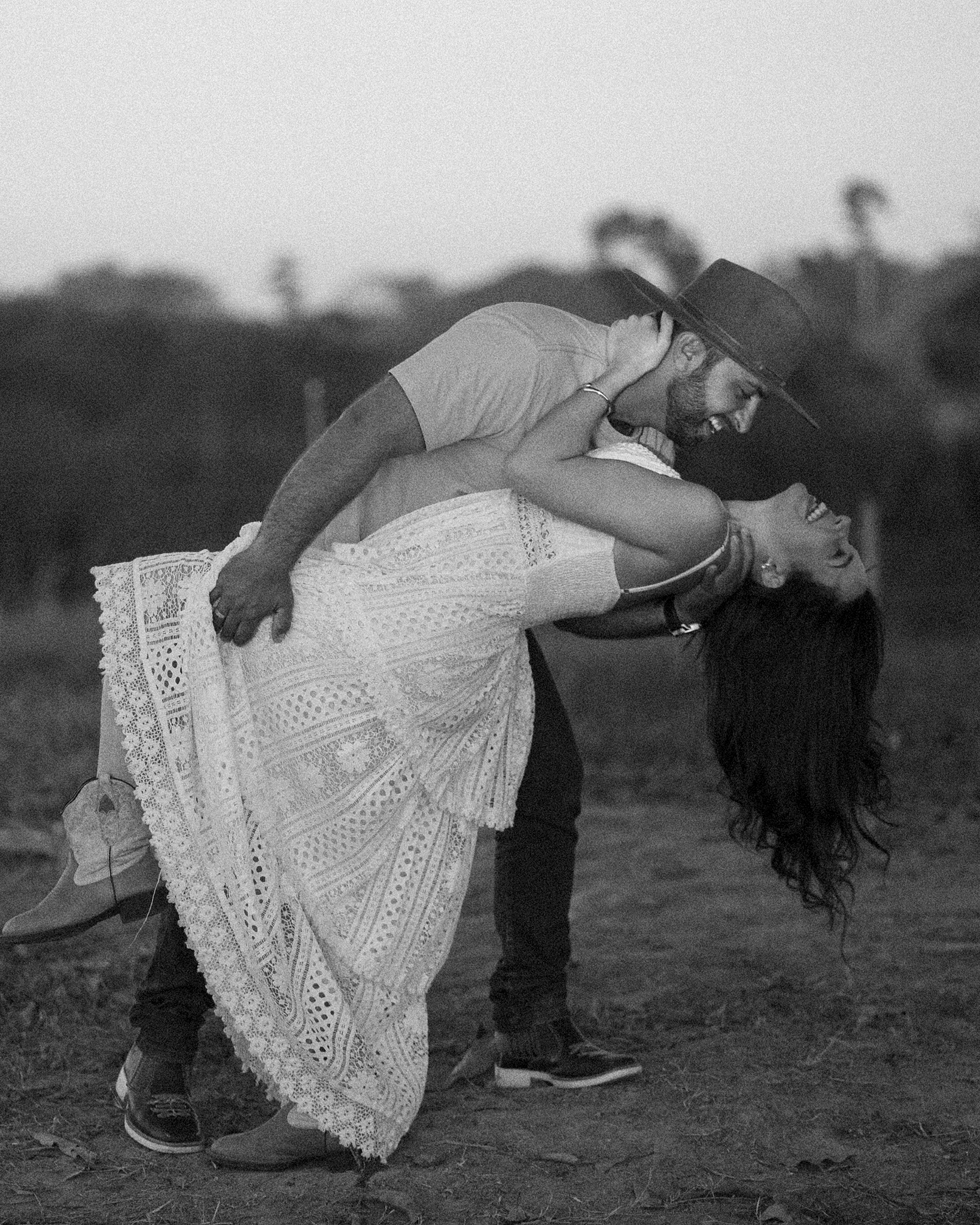 Casal em ensaio country preto e branco