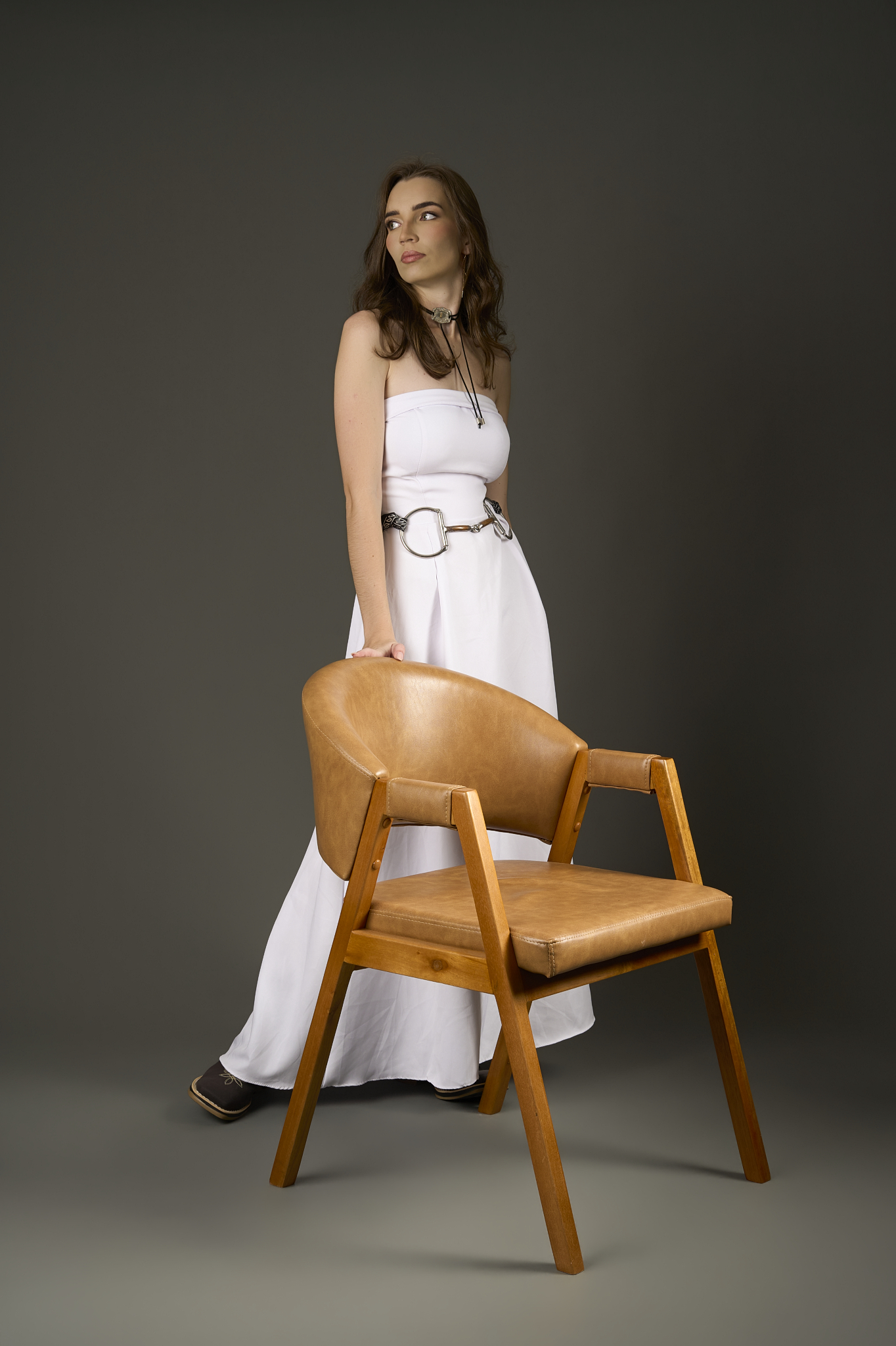 Ensaio country com vestido branco e cadeira