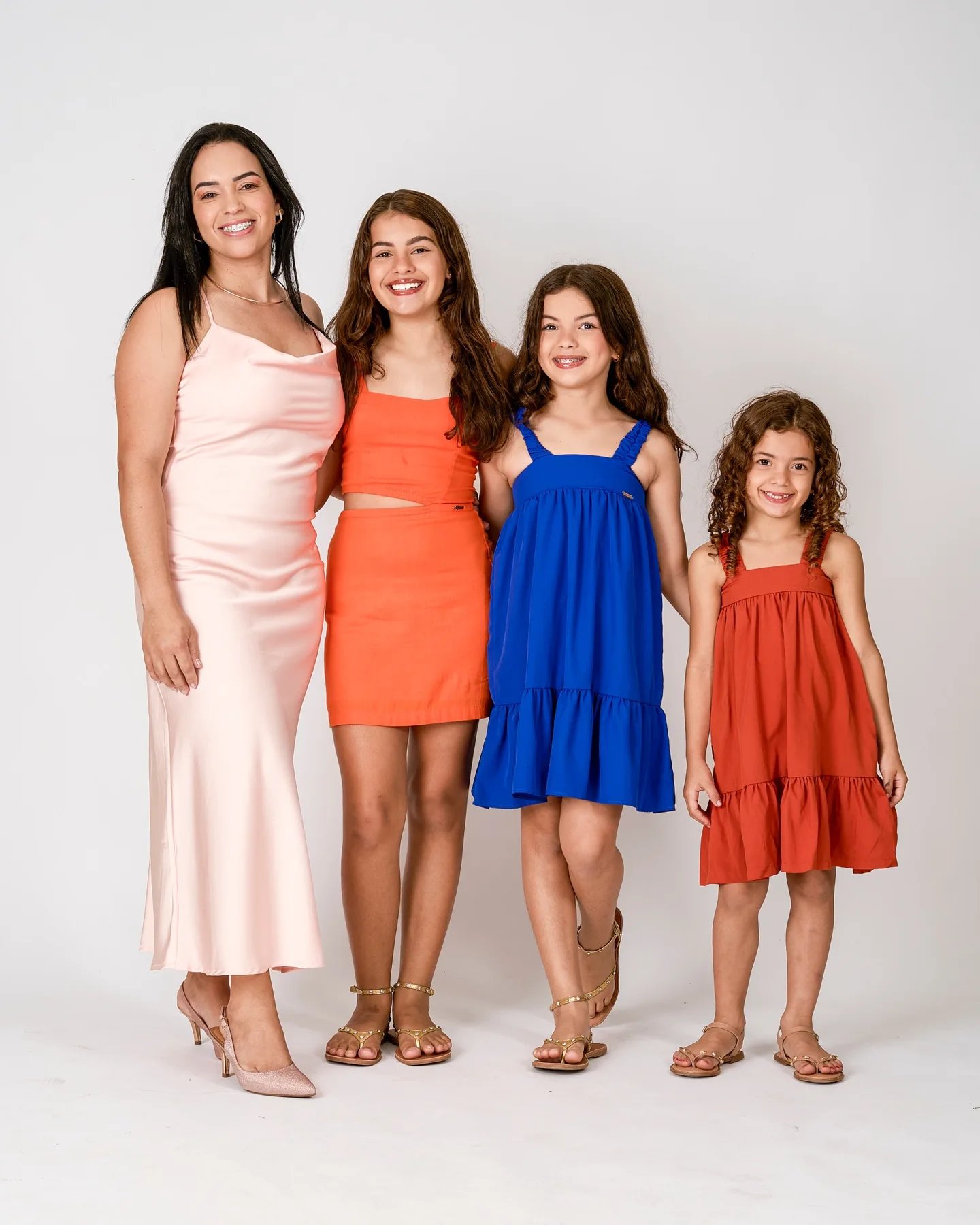 M&atilde;e com tr&ecirc;s filhas em est&uacute;dio