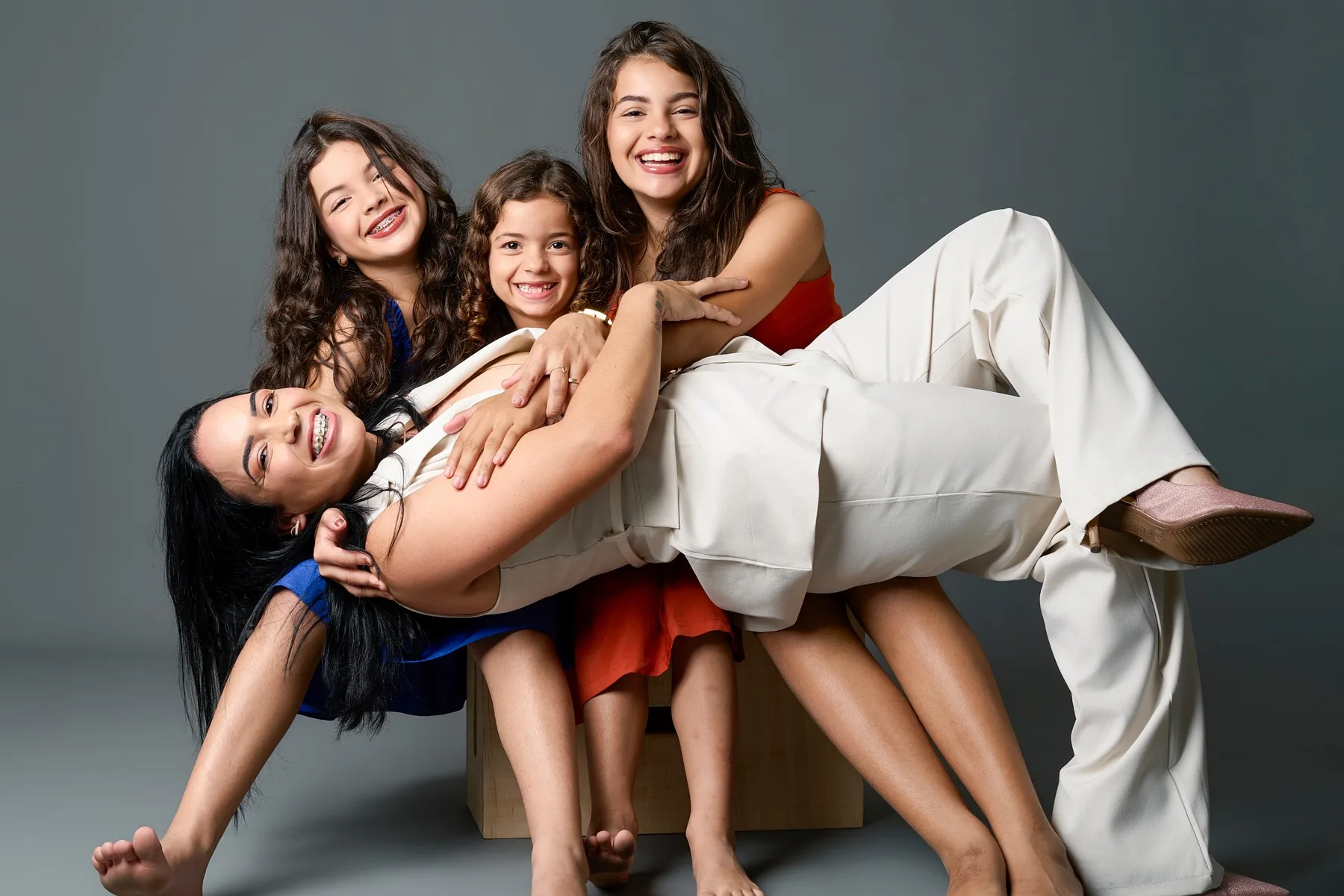 Ensaio divertido de m&atilde;e e filhas