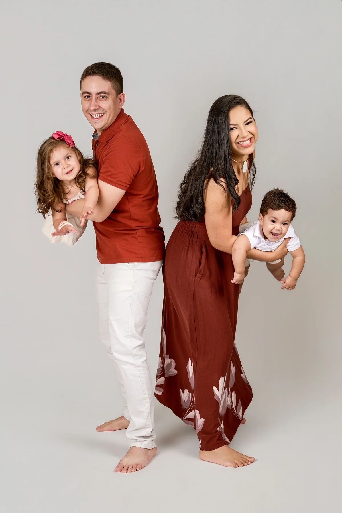 Família com duas crianças em estúdio